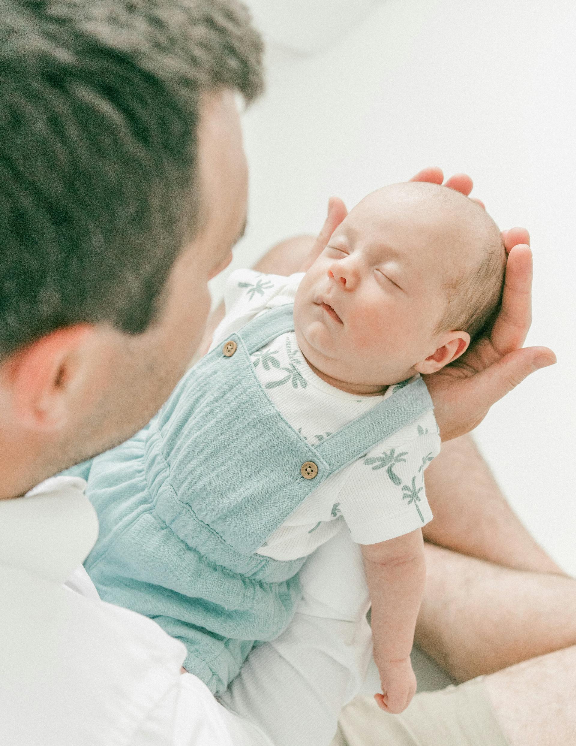 A man holding a baby | Source: Pexels