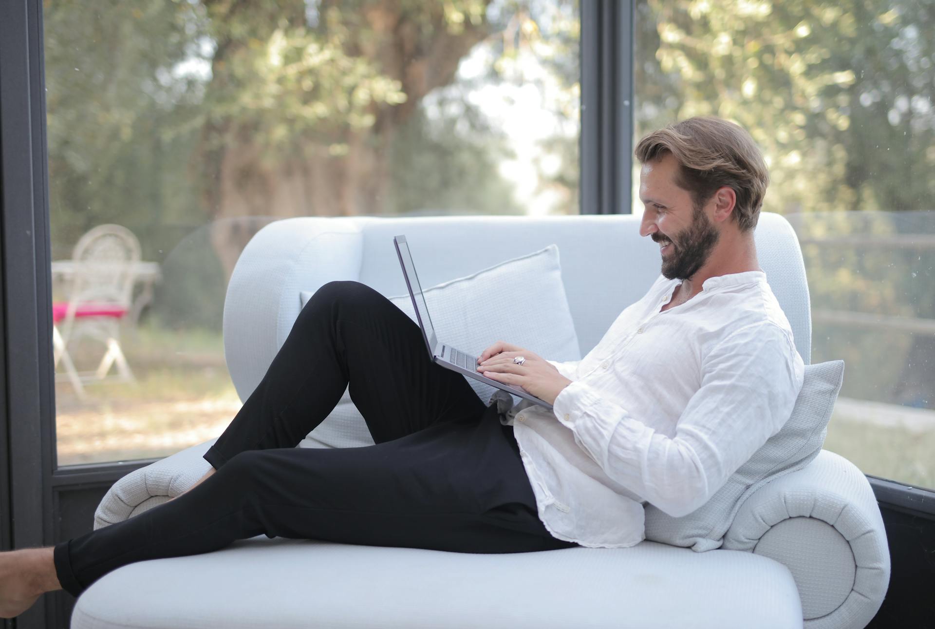 A man on an armchair | Source: Pexels